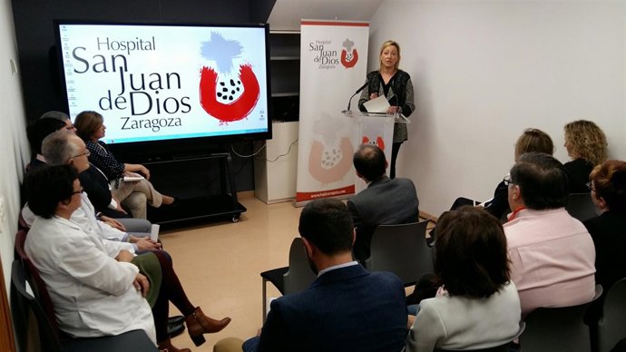 Marta Gastón entrega la placa Aragón Empresa al Hospital San Juan de Dios