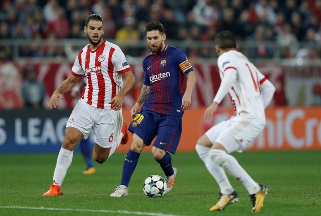 Lionel Messi ante el Olympiacos en Atenas