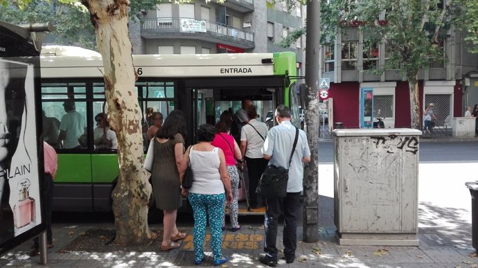 Pasajeros montan en un autobús en una parada en Córdoba