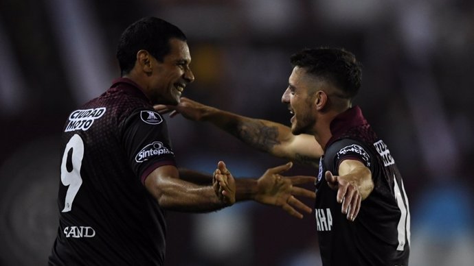 Sand y Silva celebran un gol de Lanús ante River