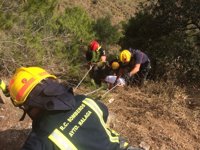 Fallece un motorista de 49 años tras caer por un barranco de la carretera A-7000 de Málaga