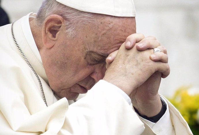 El Papa Francisco rezando en una imagen de su cuenta de Instagram