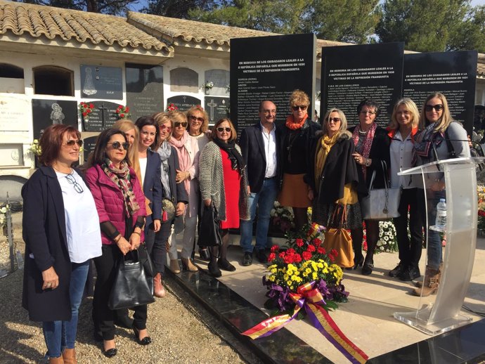 Lambán en el cementerio de Ejea el Día de Todos los Santos