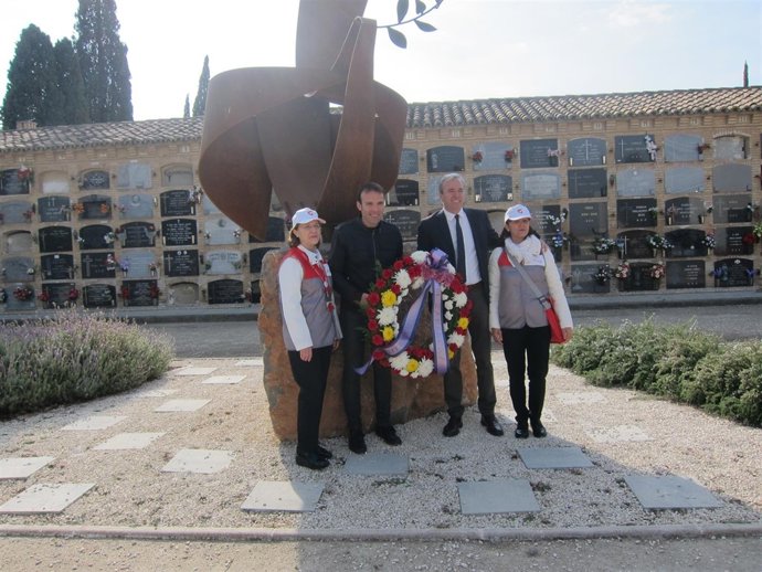 Pablo Muñoz (ZEC) y Jorge Azcón (PP) en el cementerio de Torrero