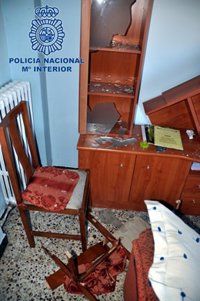 Detenidos dos jóvenes por arrojar a la calle enseres y muebles desde un séptimo piso