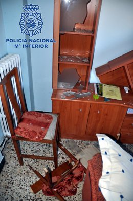 Muebles destrozados por los jóvenes antes de lanzarlos desde el 7 piso