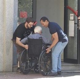 Discapacitado ayudado accesibilidad escalón escaleras silla ruedas