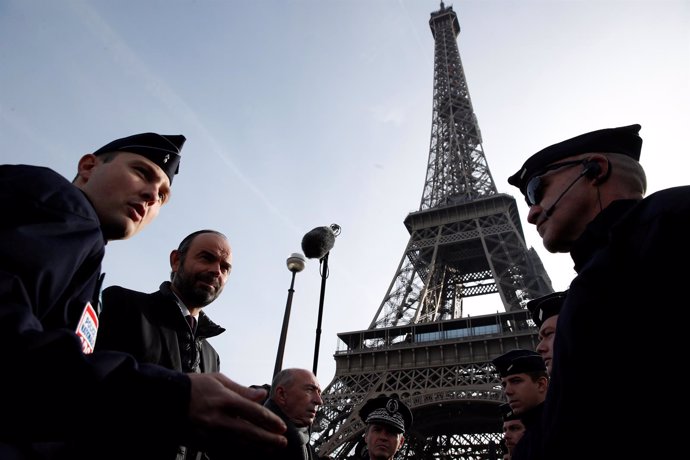 Edouard Philippe y Gerard Collomb en la Torre Eiffel