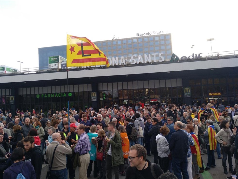 Concentración de apoyo a la Mesa del Parlament ante la Estación de Sants