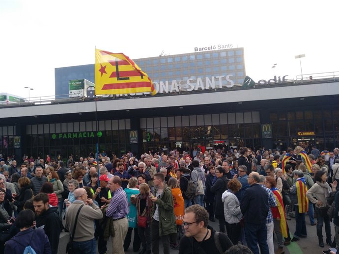 Concentració de suport a la Mesa del Parlament davant l'Estació de Sants