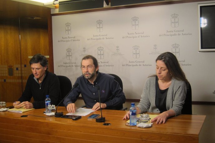 El portavoz de Podemos, Emilio León, y los diputados Enrique López y Lorena Gil.