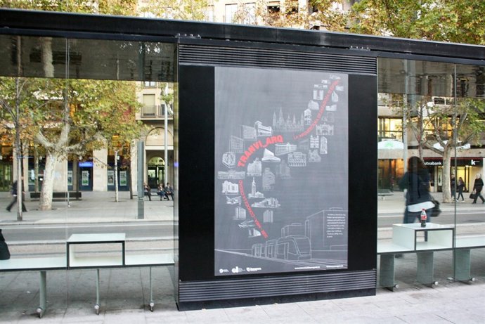 Parada del tranvía con información sobre la arquitectura de la ciudad