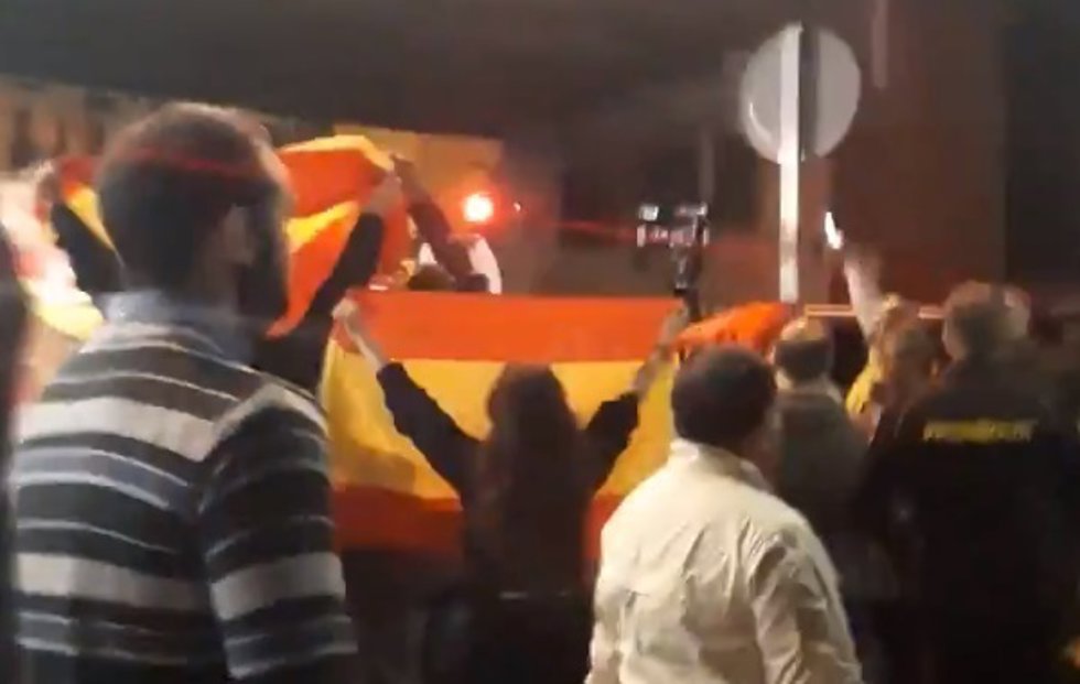 Miembros de la mesa del Parlament llegan a Madrid entre abucheos