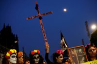 Decenas de mujeres marchan en México en protesta contra la violencia y la impunidad durante el Día de Muertos