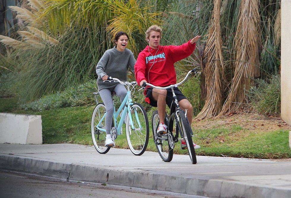 171788, Selena Gomez And Justin Bieber Have Great Fun Cruising Around On Their B