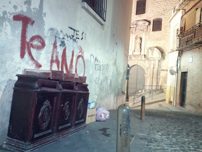 Basura y muebles abandonados cerca de la iglesia de la Merced.