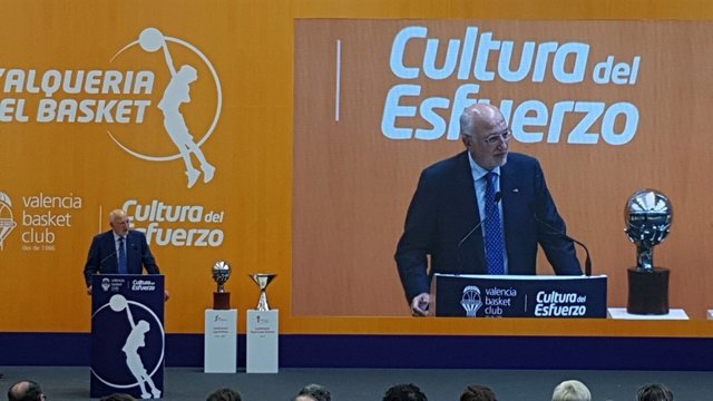 Juan Roig habla durante la presentación de L'Alqueria