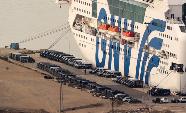 Barco fletado por Interior con policías y guardias civiles en Barcelona