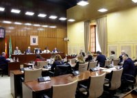 Junta reclama que se permita a los ayuntamientos usar su superávit y el PP-A le exige que salde la deuda que mantiene