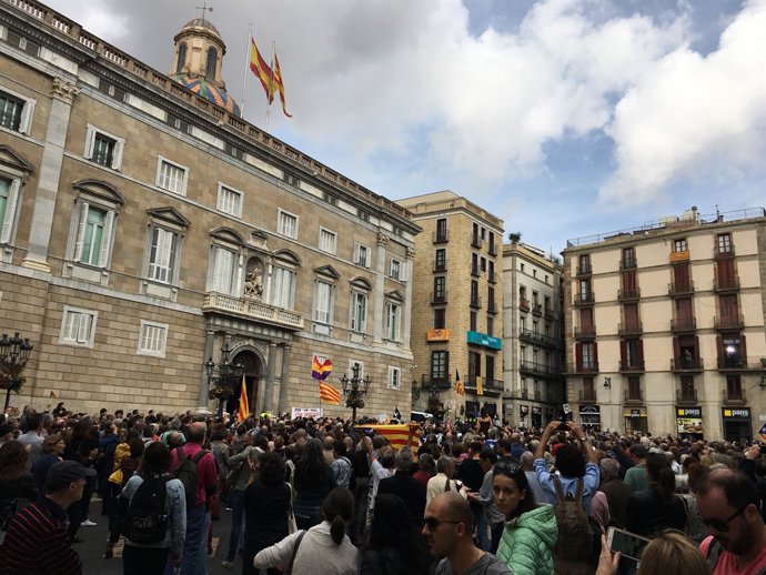 Concentració en plaça Sant Jaume contra el 155