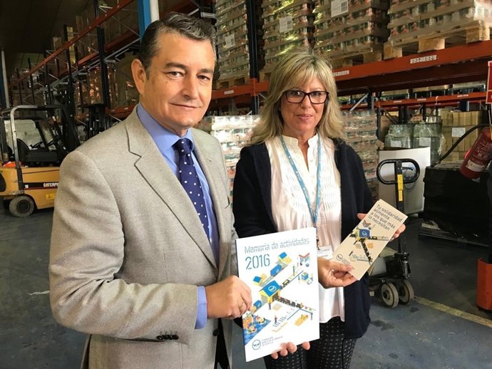 El delegado del Gobierno en Andalucía, Antonio Sanz, en el Banco de Alimentos
