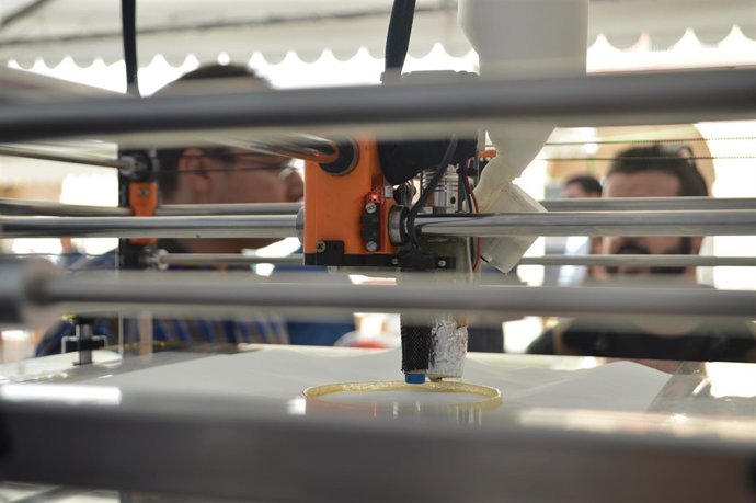Impresora 3D fabricando una pieza de caramelo