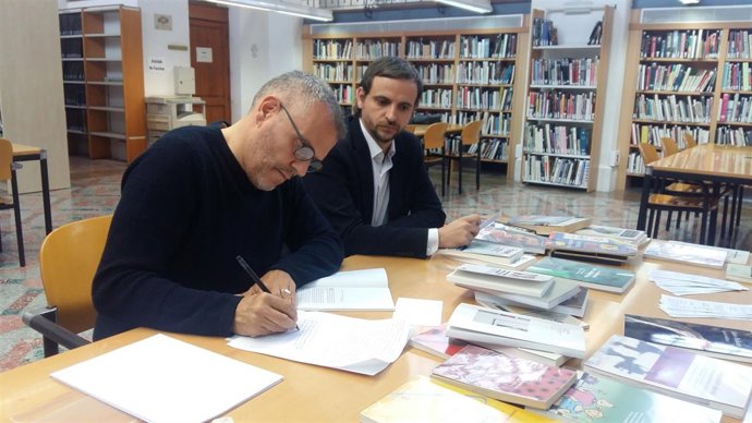 El artista Pepe Miralles i el regidor de Cultura, Llorenç Carrió.