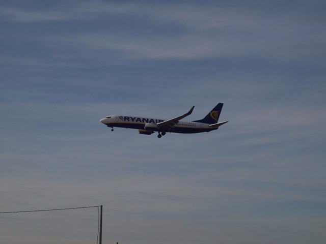 Un avión aterriza en el aeropuerto Alicante-Elche