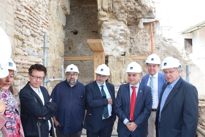 Visita a los trabajos de restauración de la muralla zirí 