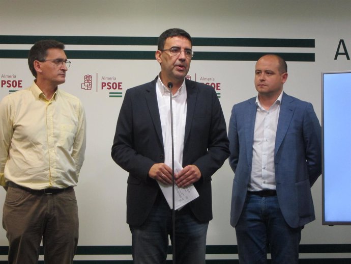 En el centro, el portavoz del PSOE-A en el Parlamento andaluz, Mario Jiménez