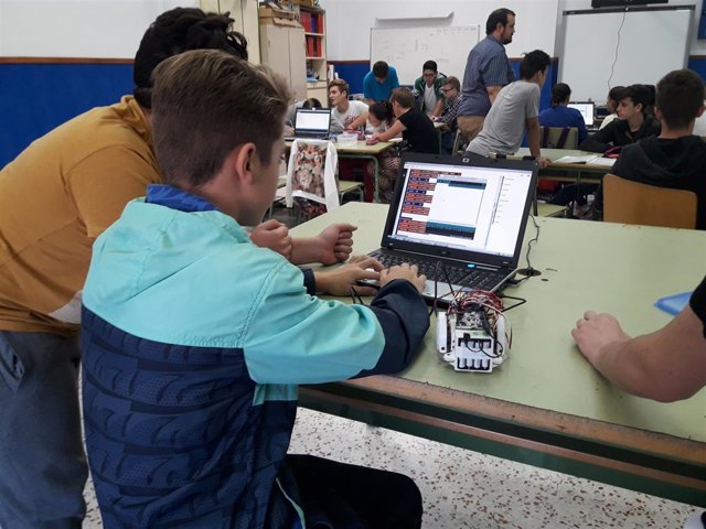 Una treintena de alumnos de Tabernas participan en un taller de Robótica.
