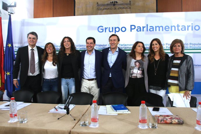 Hernando y Moreno, junto a otros miembros del partido, hoy en Sevilla