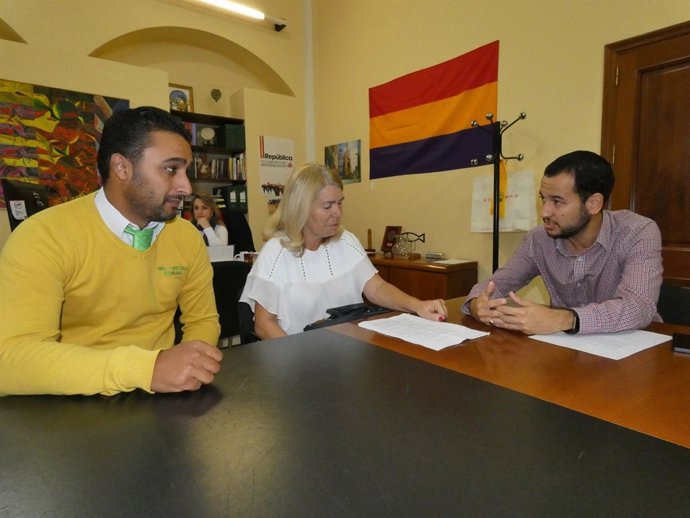 Np Y Fotos Iu Exige Garantías Para El Personal De Los Autobuses Turísticos En La