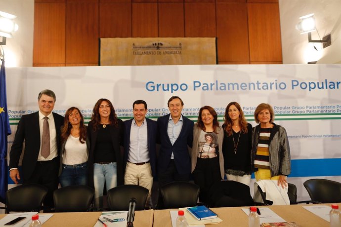 Moreno y Hernando junto a otros miembros del PP