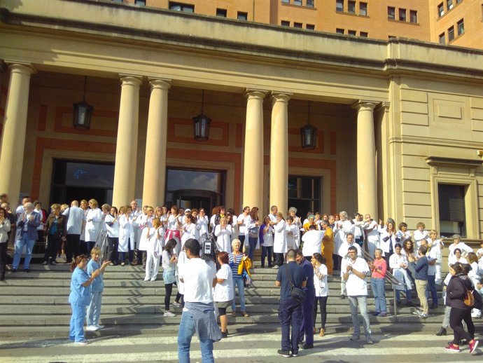 Treballadors de l'Hospital Vall d'Hebron se solidaritzen amb el Govern cessat