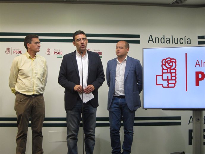 En el centro, el portavoz del PSOE-A en el Parlamento, Mario Jiménez