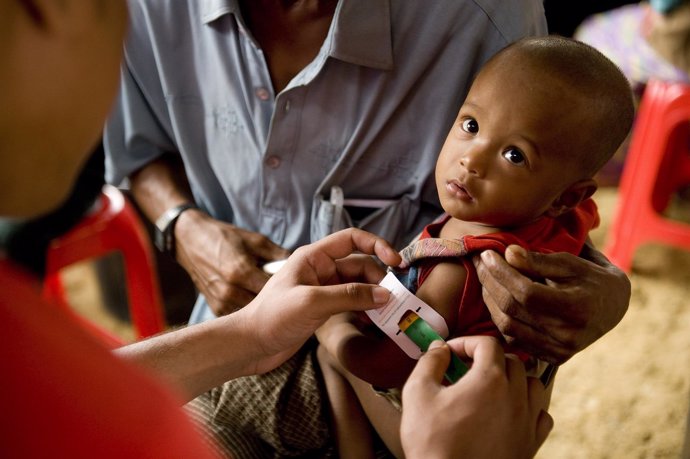 Un bebé rohingya en un hospital de Save The Children en Cox's Bazar