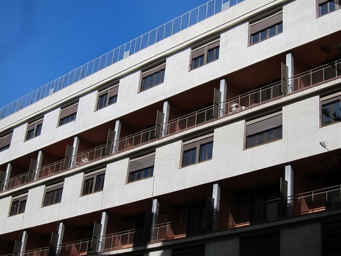 Façana exterior de la Casa Bloc. Habitatge, pisos, lloguer social, refugiats