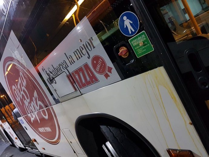 Un autobús de Surbús tras recibir un huevazo en la Noche en Negro