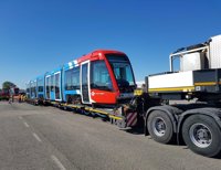 Tres tranvías zarpan desde el Puerto rumbo a Australia tras una operación de estiba "pionera" en España
