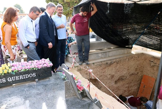 Visita institucional a las excavaciones de la fosa 113