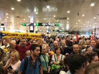 Unas 300 personas reciben a Anna Simó y Joan Josep Nuet en su regreso a Barcelona