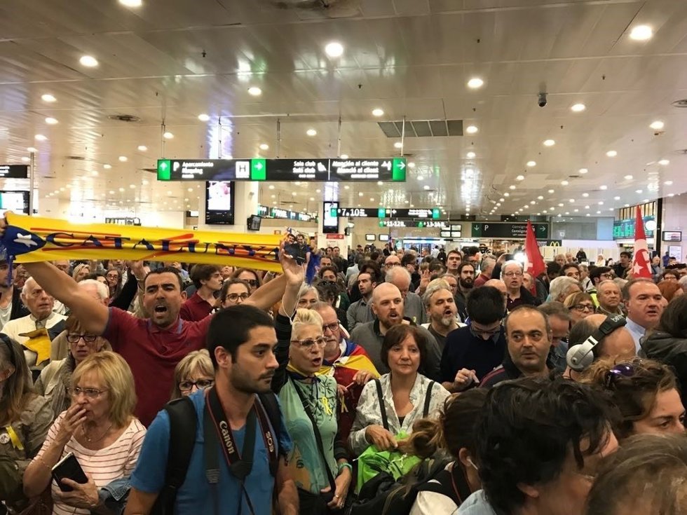 Ciudadanos esperando a miembros del Parlament de vuelta del TS (Madrid)
