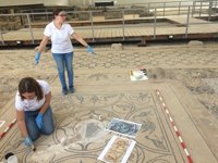 La reconstrucción del mosaico expoliado de la Medusa de la Villa Romana de Marbella acabará en un mes