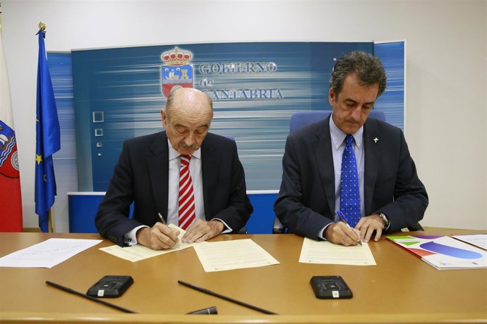 José María Mazón y Francisco Martín firman convenio aparcamiento de Fuente Dé