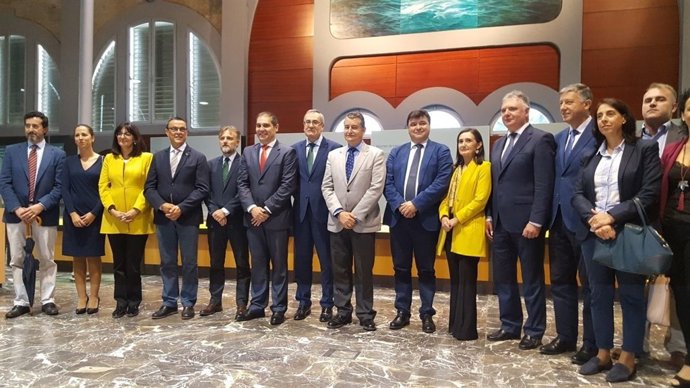 El presidente del puerto de Huelva, José Luis Ramos, toma posesión.