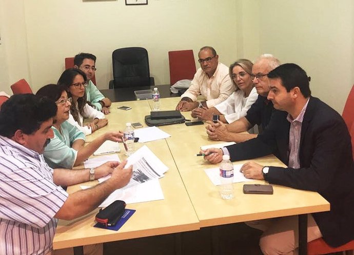 Senadores y diputados del PSOE se reúnen con trabajadores del parador ayamontino