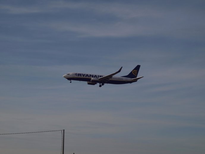 Un avión aterriza en el aeropuerto Alicante-Elche