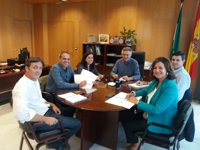 La Junta y la UCA suman esfuerzos para informar sobre servicios de transporte público y bici y fomentar la movilidad