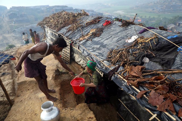 Refugiados rohingya recolectan agua en un campo de refugiados